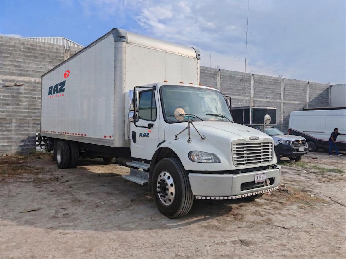 Camión de caja seca mediana de la flota RAZ Logistic